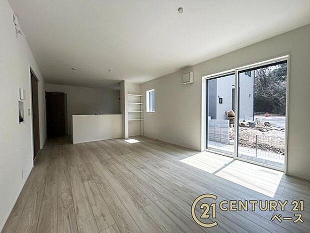 ■現地撮影写真■ご家族でくつろいでいただける広々したLDKは約18帖!