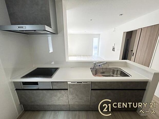 ■キッチンパネルは油などの汚れが付着しにくく、毎日のお手入れが簡単なので清潔なキッチンが保てます!■