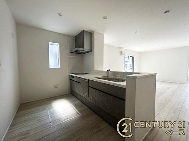 ■現地撮影写真■収納力と使いやすさを追求したシステムキッチンです!食洗機付きで毎日の洗い物も楽々!