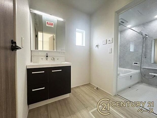 ■三面鏡タイプのミラーキャビネット!収納スペースも豊富です!■