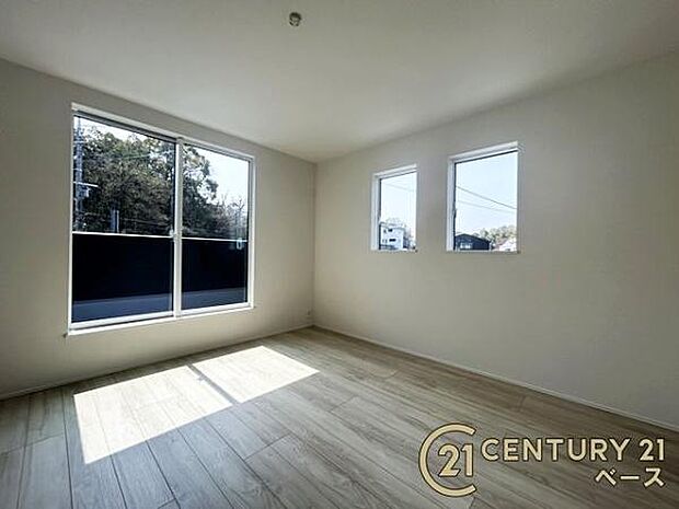 ■現地撮影写真■バルコニーに面した開放感のあるお部屋です!