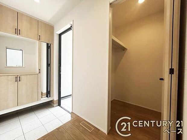 ■すっきりとした明るい玄関が家族やお客様を迎えてくれます! あると便利な廊下収納もございます!