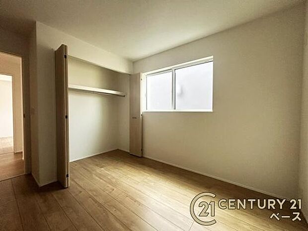 ■現地撮影写真■ 各居室に収納スペースがあり、お荷物の多いファミリーでも大丈夫です。