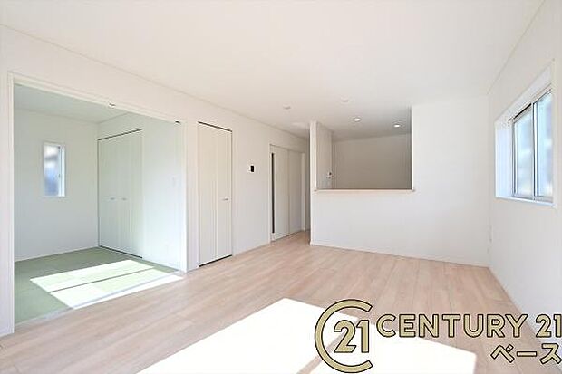 ■現地撮影写真■LDKは大きな窓から柔らかい光が射し込みます!