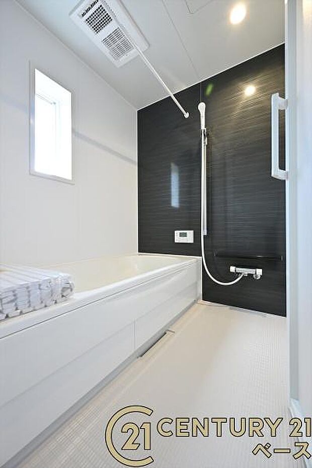 ■現地撮影写真■ゆったりしたサイズの浴室!足を伸ばしての入浴は疲れも癒してくれます!