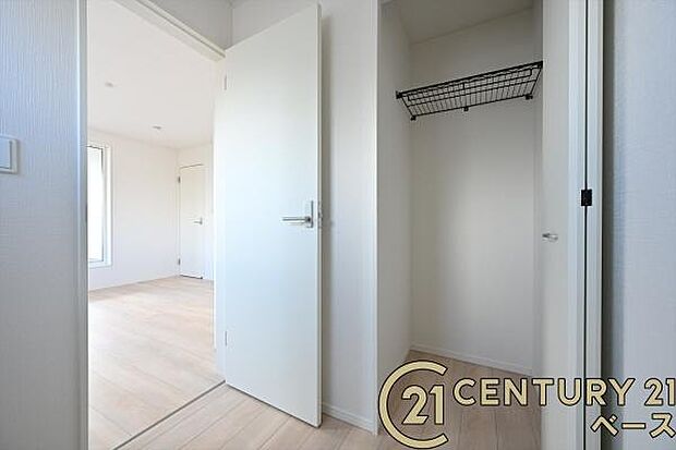 ■現地撮影写真■広々としたクローゼットを完備!大きな荷物も楽々収納!