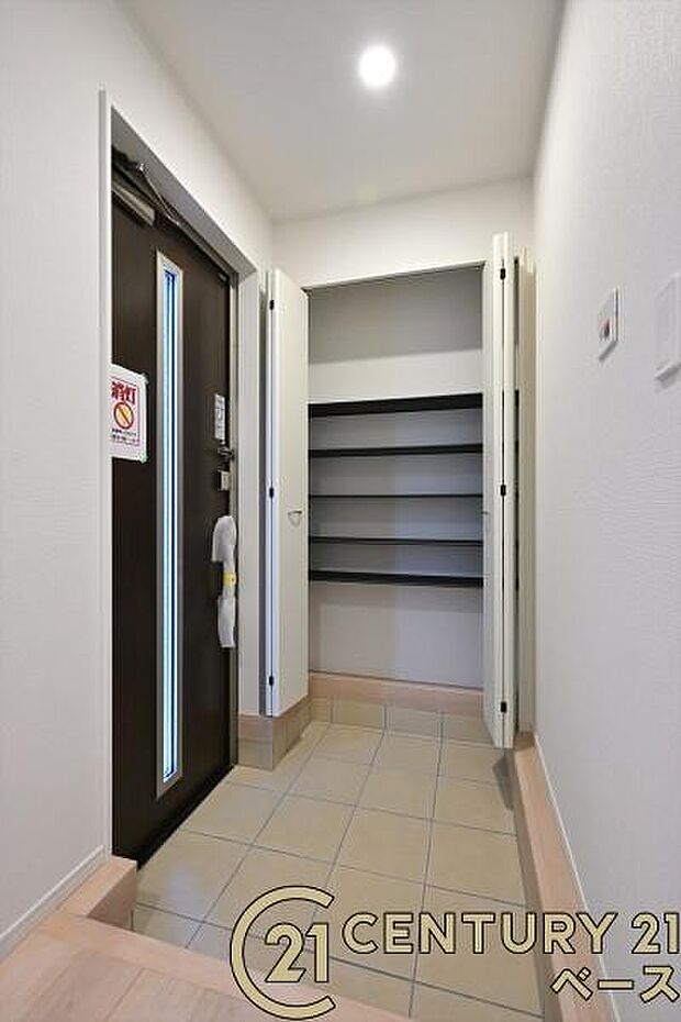 ■現地撮影写真■玄関には便利な収納スペースを完備!