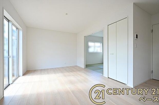 ■現地撮影写真■家族団欒も快適な広々としたリビング!