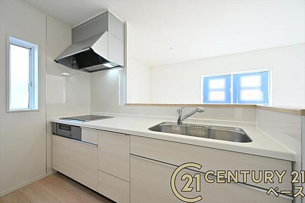 ■現地撮影写真■収納力と使いやすさを追求したシステムキッチンです!食洗機付きで毎日の洗い物も楽々!