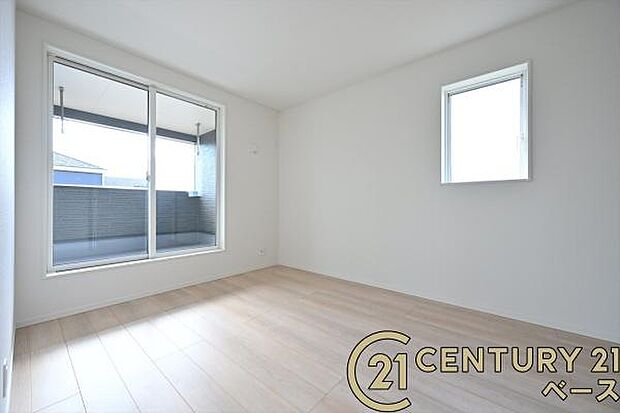 ■現地撮影写真■バルコニーに面した開放感のあるお部屋です!