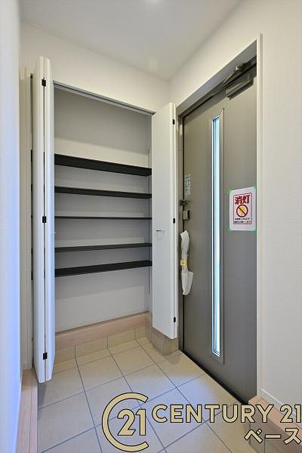 ■現地撮影写真■すっきりとした明るい玄関が家族やお客様を迎えてくれます!