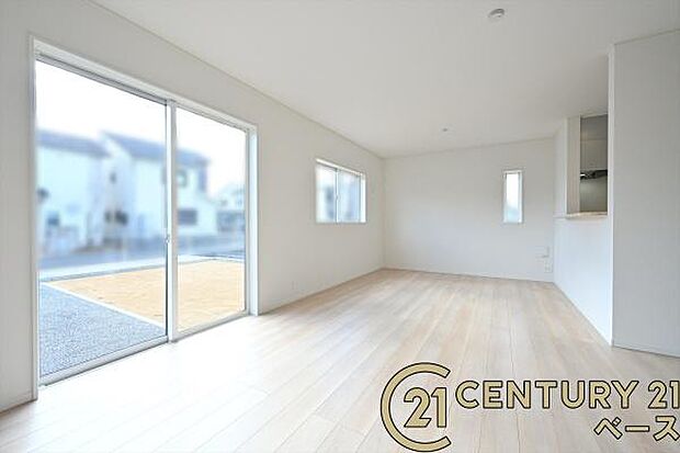 ■現地撮影写真■LDKは大きな窓から柔らかい光が射し込みます!