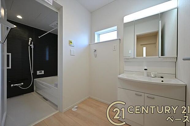 ■現地撮影写真■三面鏡タイプのミラーキャビネット!収納スペースも豊富です!