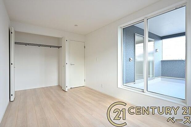 ■現地撮影写真■冬物のコートや季節のものなどたくさんしまえる広さ!