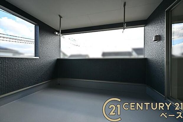 ■現地撮影写真■日当たりのよい広々バルコニー!お布団干しもラクに行えます!