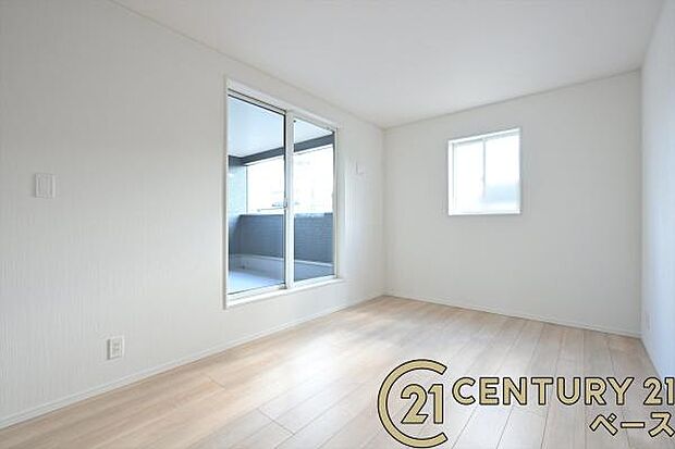 ■現地撮影写真■バルコニーに面した開放感のあるお部屋です!