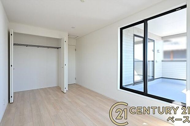 ■現地撮影写真■冬物のコートや季節のものなどたくさんしまえるファミリークローゼット完備!