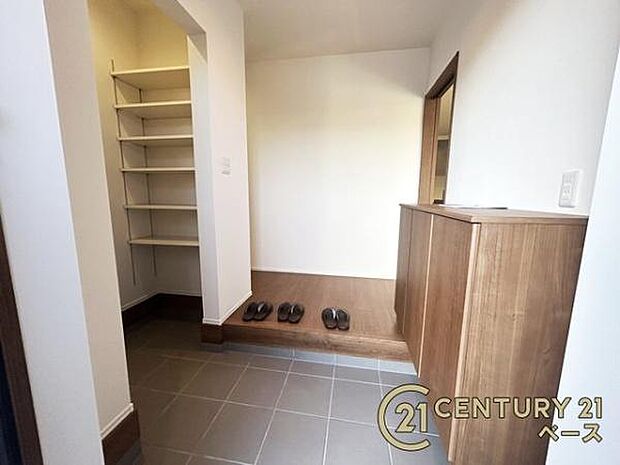 広くて明るい玄関!大容量シューズボックスとシューズクローク完備!