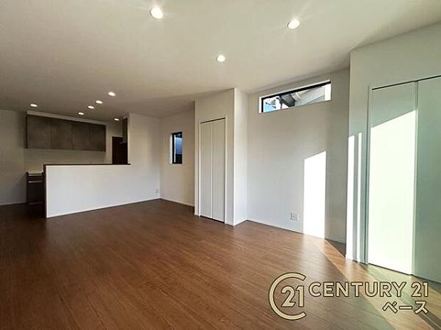 ■現地撮影写真■ご家族でくつろいでいただける広々したLDK!便利な収納スペース付きです!