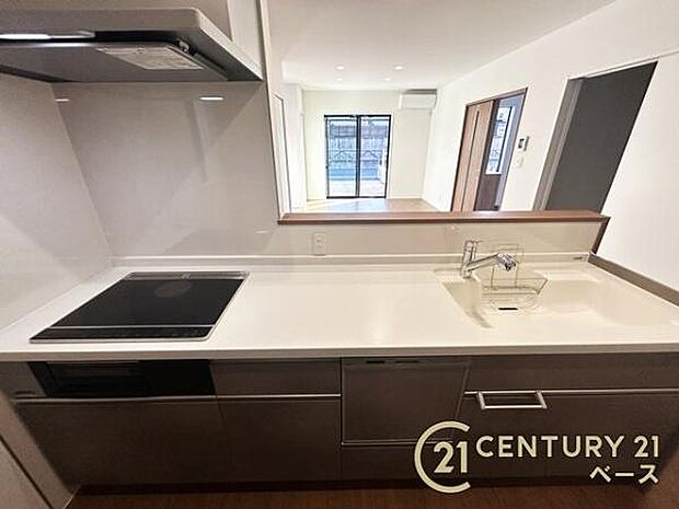 ■現地撮影写真■収納力と使いやすさを追求したシステムキッチンです!食洗機付きで毎日の洗い物も楽々!