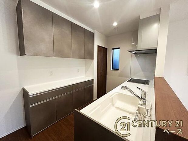 ■現地撮影写真■キッチンに収納力たっぷりのカップボードとパントリーがあります!