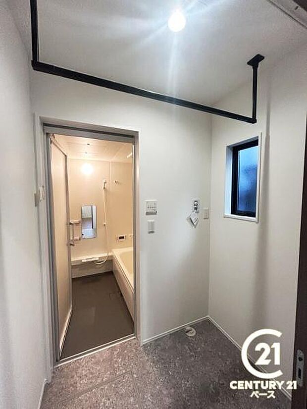 ■現地撮影写真■脱衣所には雨の日に便利な室内物干しも備わっております!