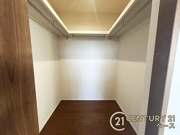 広々としたウォークインクローゼットを完備！大きな荷物も楽々収納！