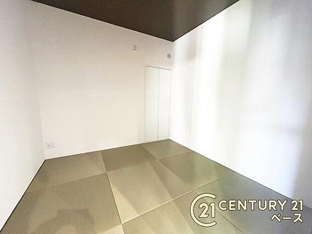 リビング隣接タイプのタタミコーナーです!便利な押し入れもあり!