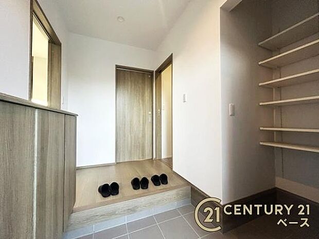 広くて明るい玄関!大容量シューズボックスとシューズクローク完備!