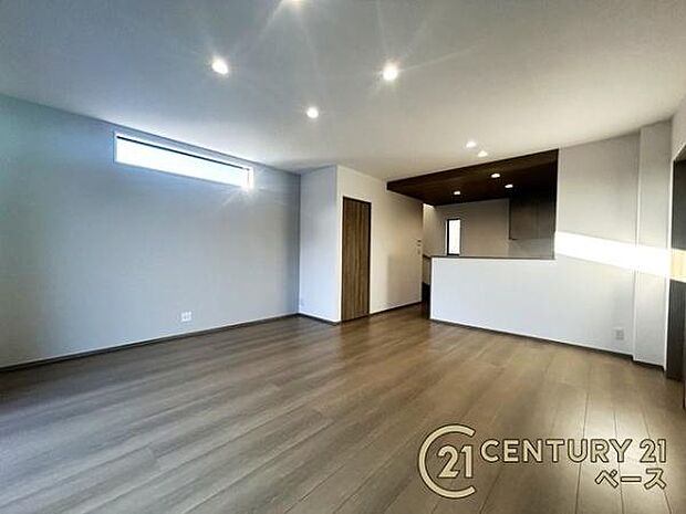 ■現地撮影写真■ご家族でくつろいでいただける広々したLDK!便利な収納スペース付きです!