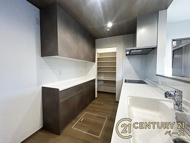 ■現地撮影写真■キッチンに収納力たっぷりのカップボードとパントリーがあります!