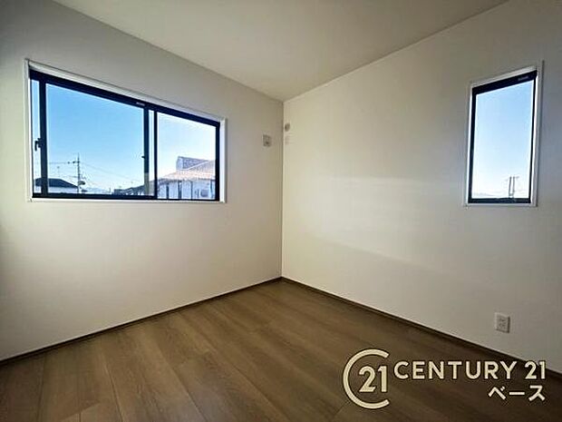 ■現地撮影写真■2面採光で明るい洋室です!