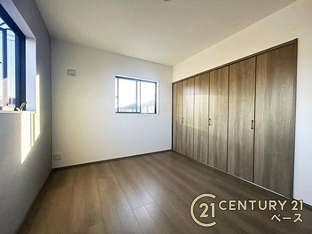 ■現地撮影写真■明るい雰囲気の洋室です!