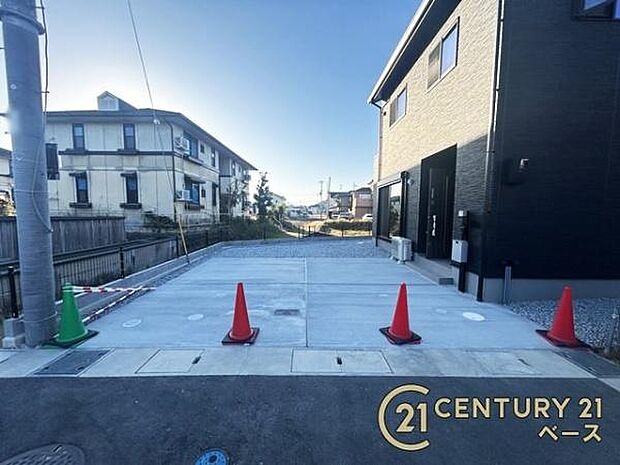 ■現地撮影写真■広々とした駐車スペース並列2台分完備!