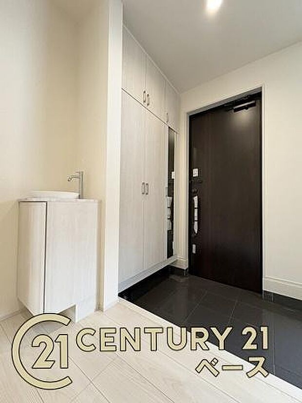 ■現地撮影写真■すっきりとした明るい玄関が家族やお客様を迎えてくれます!