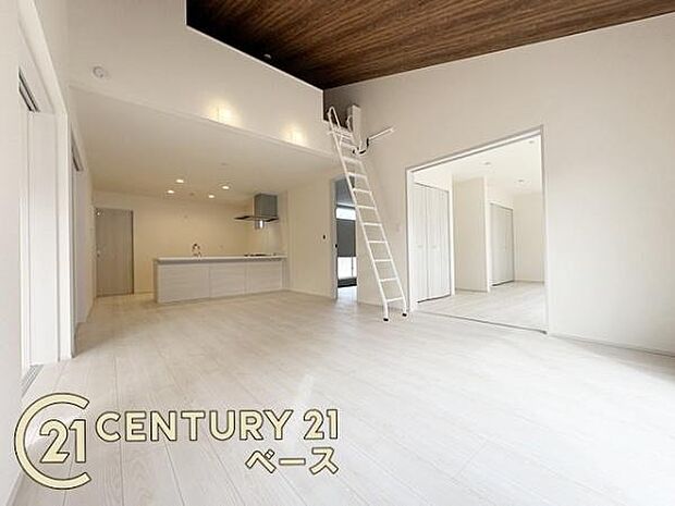 ■現地撮影写真■ご家族でくつろいでいただける広々したLDKは約21帖!