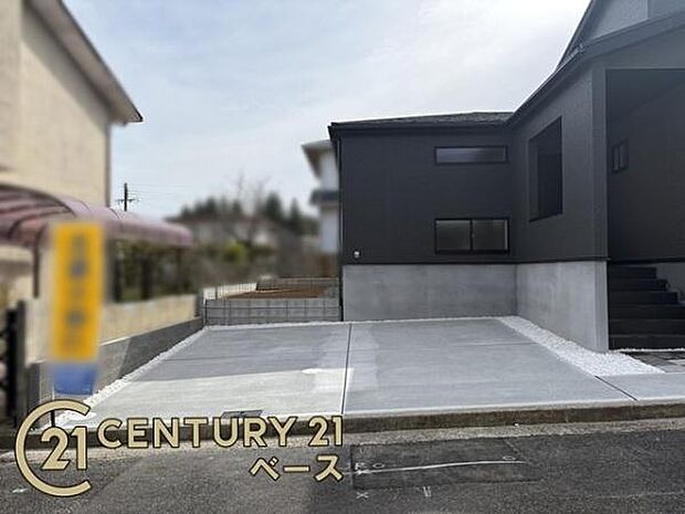 ■現地撮影写真■駐車スペースは合計3台可!来客時なども安心です!