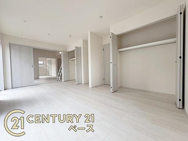 ■現地撮影写真■使い勝手の良い広々とした約10帖の洋室です!