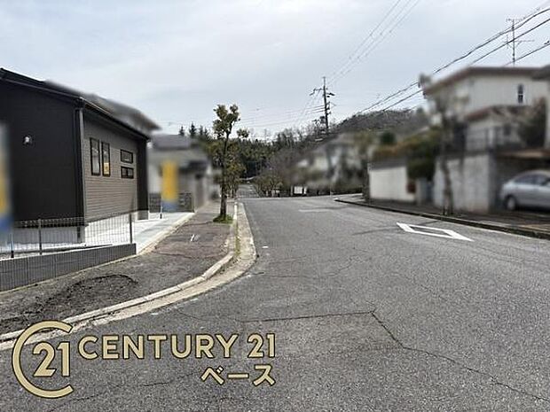 ■現地撮影写真■前面道路約6m以上でお車の出し入れも楽々!