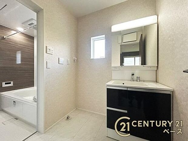 ■三面鏡タイプのミラーキャビネット!収納スペースも豊富です!■