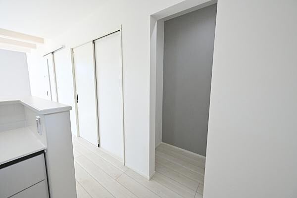 ■キッチン横に収納力たっぷりのパントリーがあります！