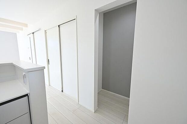 ■キッチン横に収納力たっぷりのパントリーがあります！