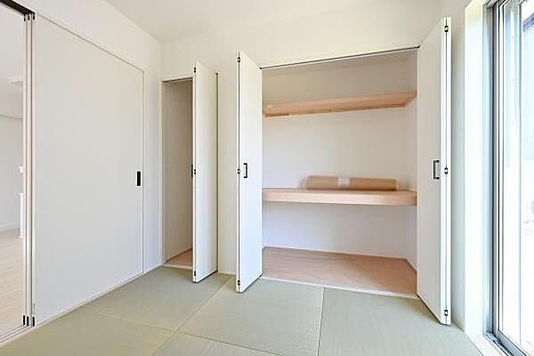 ■現地撮影写真■リビング隣接タイプの和室です！布団なども入る大容量の収納を完備！
