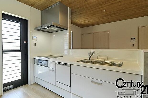 ■家族とのコミュニケーションがとりやすい人気のカウンターキッチン!■