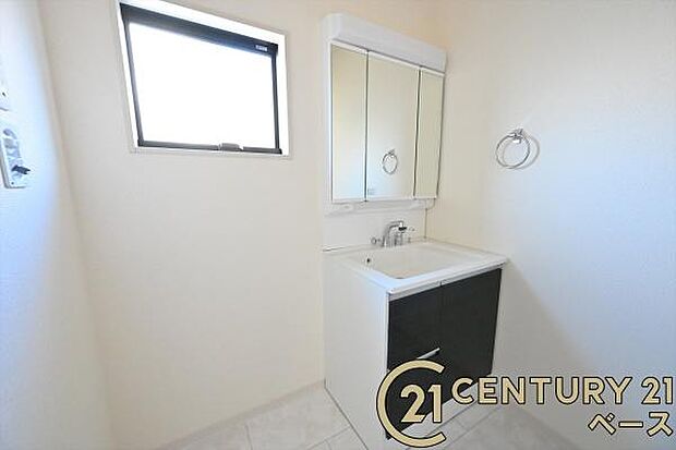 ■三面鏡タイプのミラーキャビネット!収納スペースも豊富です!■