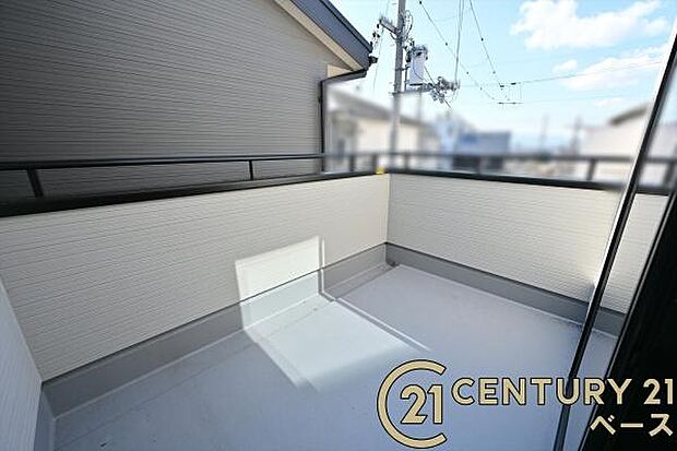 ■現地撮影写真■日当たりのよいバルコニー!洗濯物もよく乾きます!