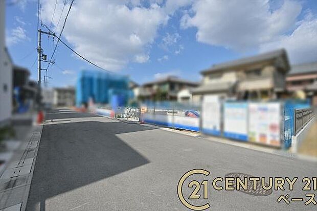 ■現地撮影写真■前面道路は広々6m!お車の出し入れもラクラクです!