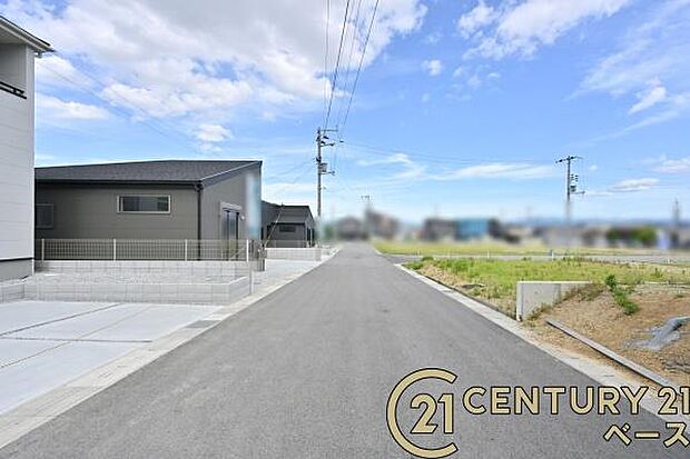 ■現地撮影写真■ 前面道路は6m以上と広くゆったりしています!