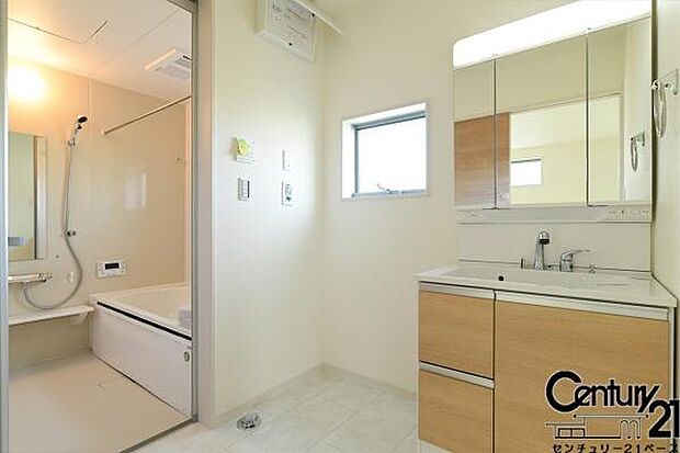 ■三面鏡タイプのミラーキャビネット!収納スペースも豊富です!■