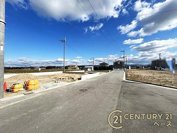 前面道路は広々約6m以上!お車の出し入れラクラク!